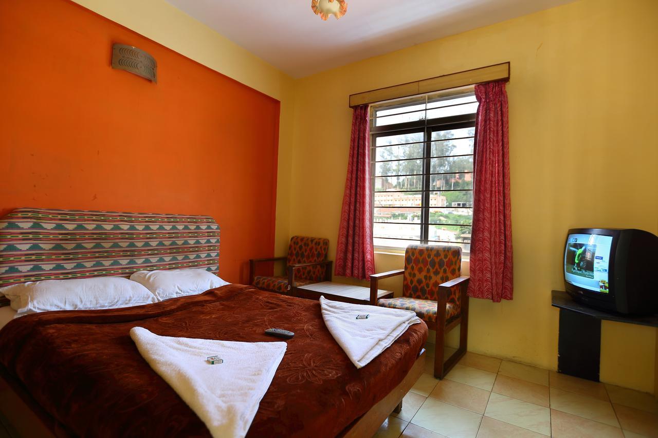 Hotel Charring Cross Ooty Exteriör bild